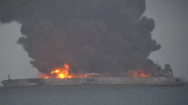 Pétrolier en feu risquant d'exploser au large de la Chine